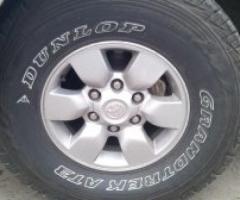 Cubiertas con llantas toyota hilux dunlop 31x10. 50 r 15 lt at3 - San Isidro